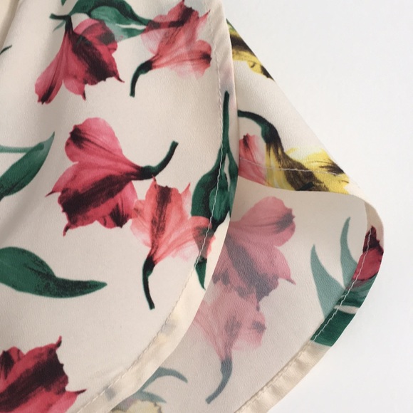 Floral Tulip-Sleeve Blouse - Picture 2 of 3